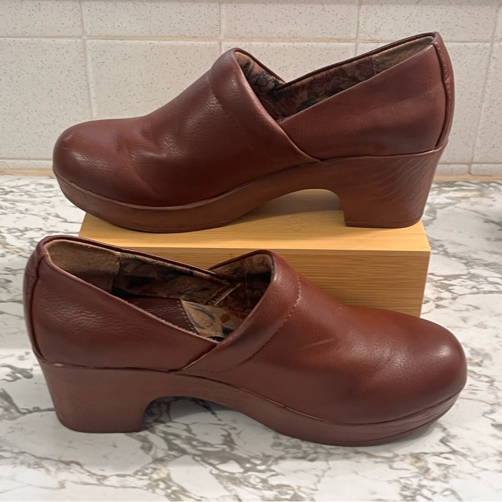 b.o.c. Born Jaylin Brown Comfort Clogs Faux Leather Platform Heels Size 7.5M